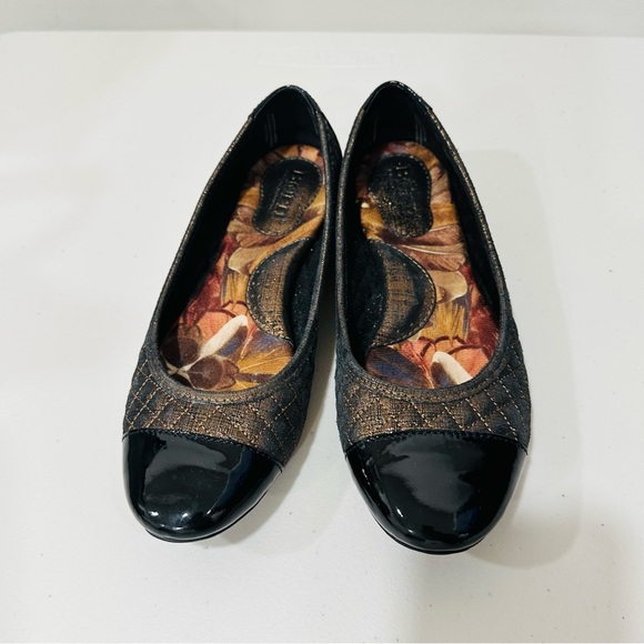 Born Shoes - Born Leather Riley Quilted Ballet Flats Size 6,5 Patent Cap Toe Comfort Shoes